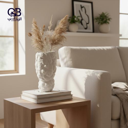 فازة سيراميك بيضاء بتصميم بسيط وأنيق