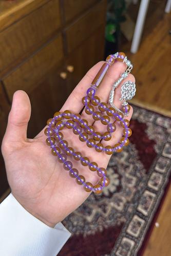 A bracelet with a chameleon-colored metal.