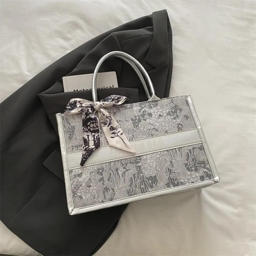 حقيبة يد نسائية مطرزة