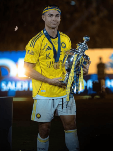 بوستر معدني النصر – رونالدو بالقميص الأصفر والكأس