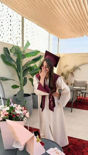 روب تخرج 2026 "ونر" الملكي - مخمل بتطريز وهدية مجا...