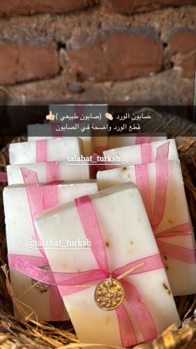 صابون الورد * (صابون طبيعي ) قطع الورد واضحة في ال...