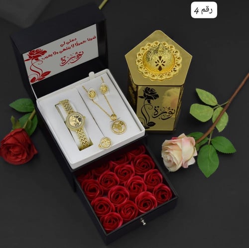 طقم ساعة نسائي بالاسم حسب الطلب