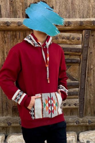 بلوفر مع نقش السدو لون احمر