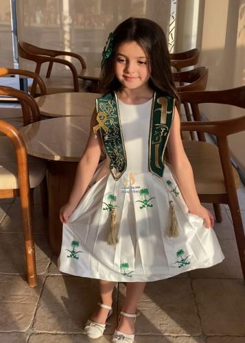 فستان اليوم الوطني مع السيف والاسم