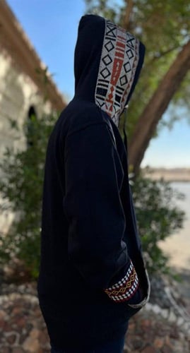 بلوفر مع نقش السدو لون اسود