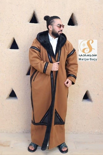 فروة كلاسيكي مطرزة بمخمل وجلد