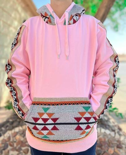 بلوفر مع نقش السدو لون وردي