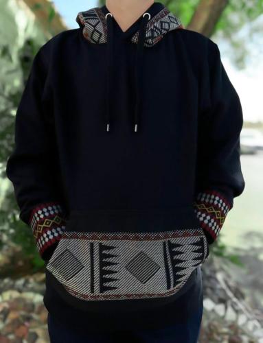 بلوفر مع نقش السدو لون اسود