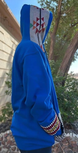 بلوفر مع نقش السدو لون ازرق