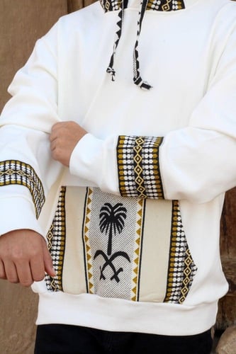 بلوفر مع نقش السدو لون ابيض