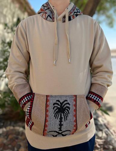 بلوفر مع نقش السدو لون بيج