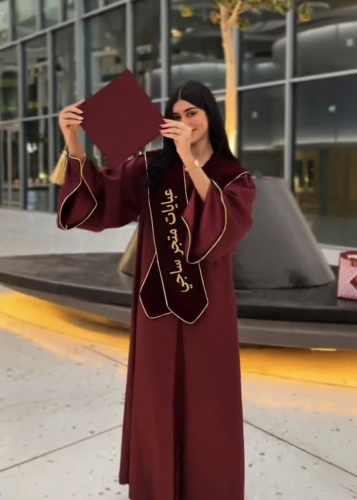 عبايات تخرج 2026 لون برغندي