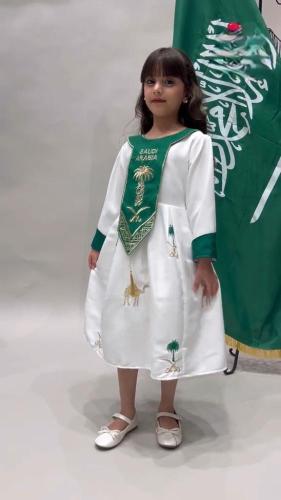 فستان بناتي مع شال مطرز بشعار المملكة