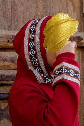 بلوفر مع نقش السدو لون احمر