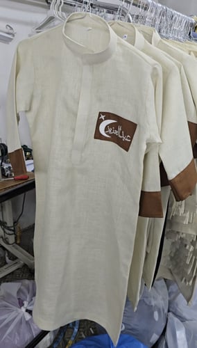 ثوب ولادي مع تطريز الاسم