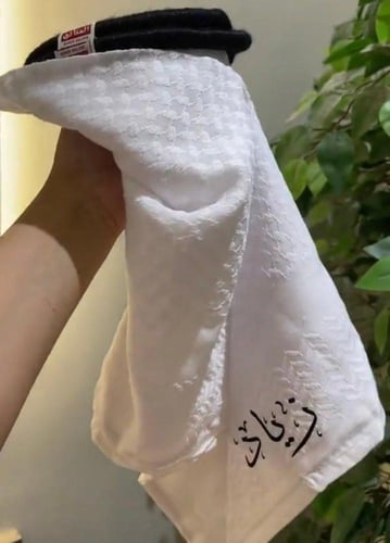 شماغ وعقال بالاسم مخيط مع بعض