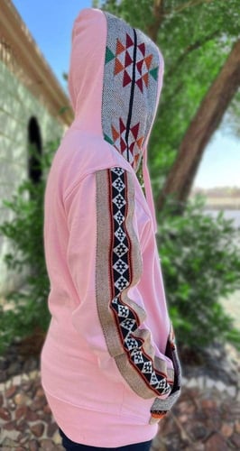 بلوفر مع نقش السدو لون وردي