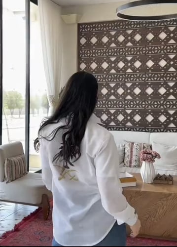 قميص كتان بتطريز شعار سيفين ونخلة