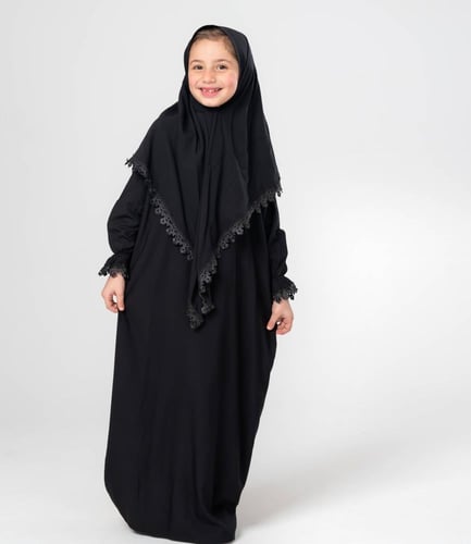 طقم صلاة أطفال مع طرحة مطرزة - اسود