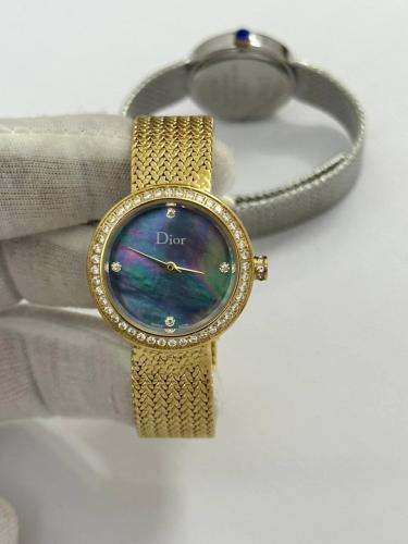 ساعة نسائية مثالية - تصميم فاخر وأنيق