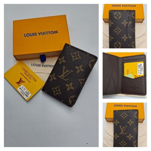 محفظة رجالية جلدية بنية بنقوش أنيقة وملحقات فاخرة