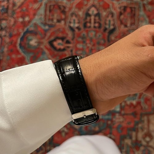 ساعه جلد بارقام يونانيه