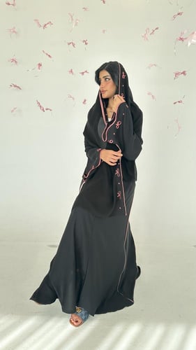 عباية بلاك بيري تطريز بينك