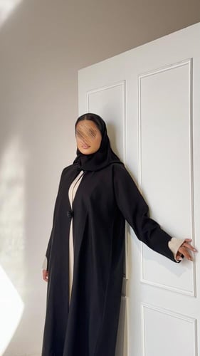 عباية كريب اسود و بيج