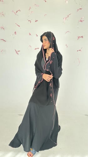 عباية بلاك بيري تطريز بينك