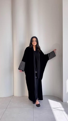 عباية شتوية مخمل نص كلوش موديل بشت