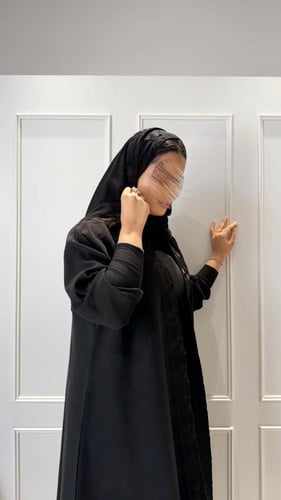 عباية موديل تطريز ورد اسود ياقه