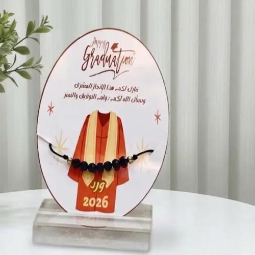 12 توزيعة تخرج ورق مقوى مع اسورة مقاس 9*6سم