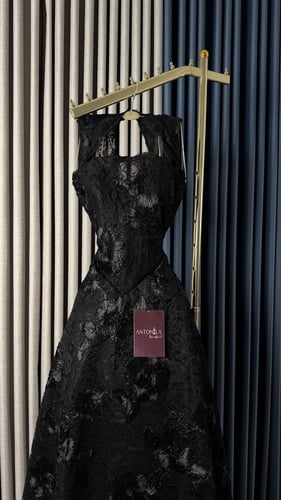 فستان سهرة ميد دانتيل أسود بتصميم مظهر عصري.