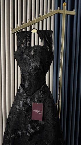 فستان سهرة ميد دانتيل أسود بتصميم مظهر عصري.