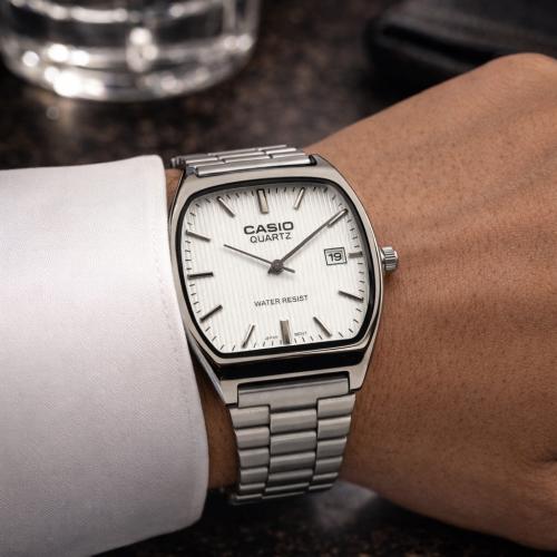 ساعة كاسيو رجالي اللون فضي