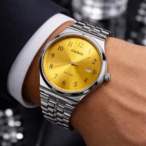 ساعة كاسيو اللون فضي ميناء اصفر