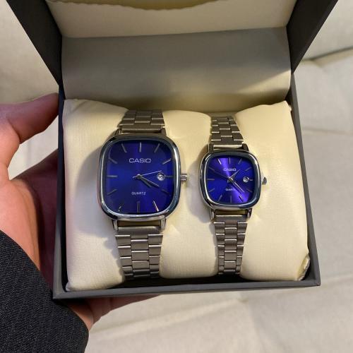 طقم ساعة كاسيو كبلز اللون فضي ميناء كحلي