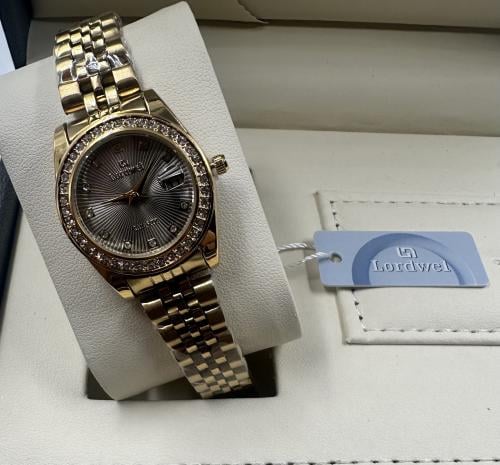 ساعة نسائية من ماركة Lordwel اللون ذهبي وميناء رما...