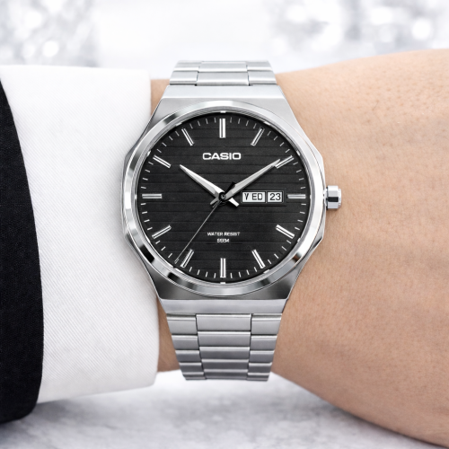 ساعة كاسيو اللون فضي ميناء اسود