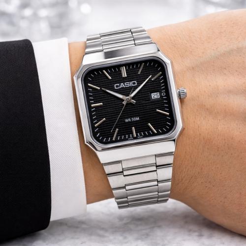 ساعة كاسيو رجالية اللون فضي ميناء اسود