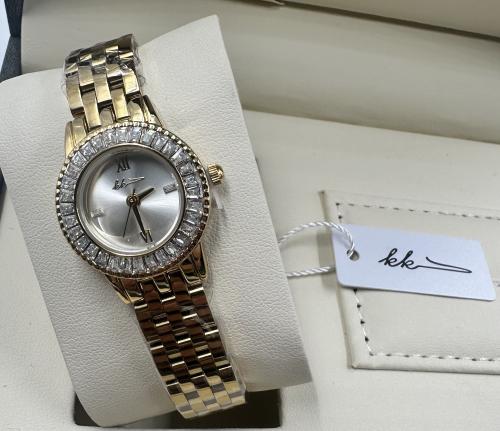 ساعة نسائية اللون ذهبي ميناء ابيض