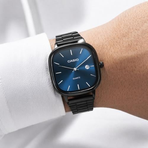 ساعة كاسيو اللون اسود وميناء كحلي