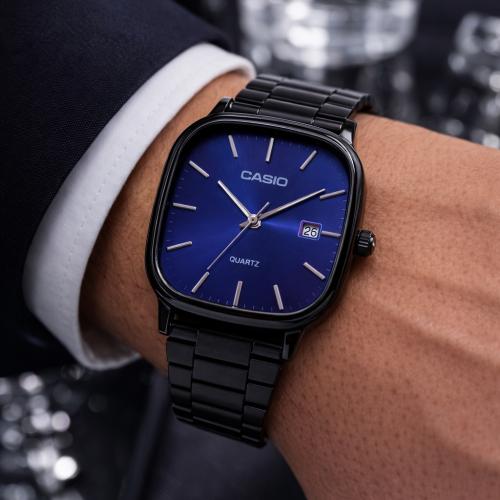 ساعة كاسيو اللون اسود وداخلي كحلي