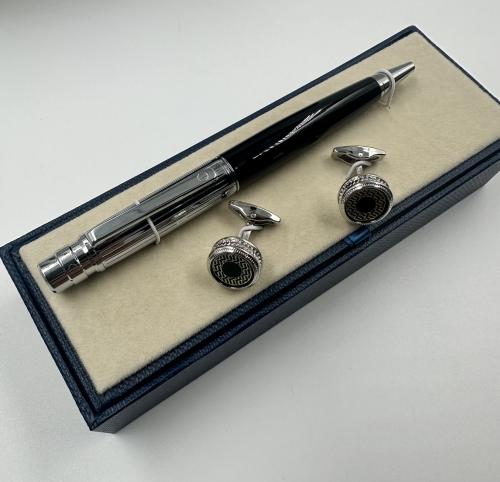 قلم وكبك اللون فضي مع اسود