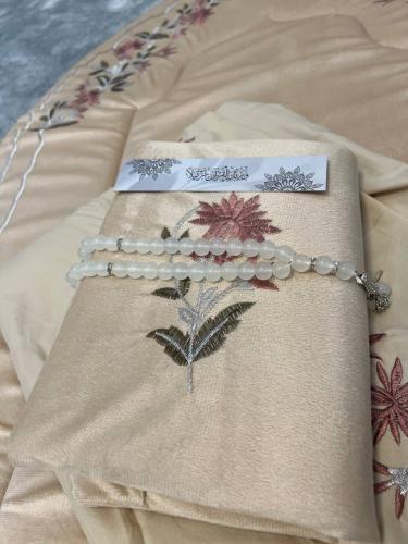 طقم سجاده مخمل مبطن 2 سم مطرز وجلال صلاه قطن بارد...