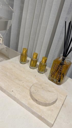 قاعدة عطور من قطعتين مستطيل ودائره رخام