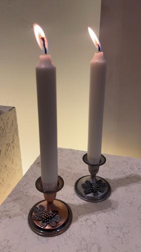 شمعدان رمادي مشغول