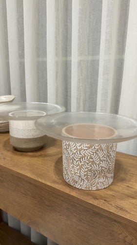 طقم من اربع صواني و٢ تحف ومبخره و٢ شمعدان