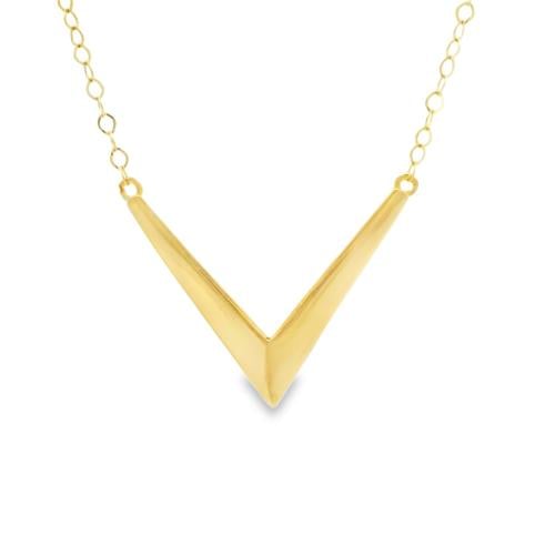 عقد ذهب حرف V بتصميم انيق عيار 18